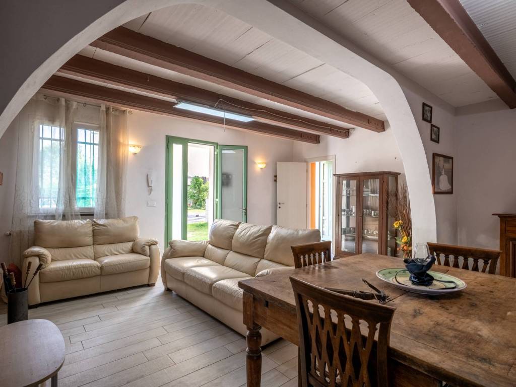 casa indipendente in vendita a Cascina in zona Latignano