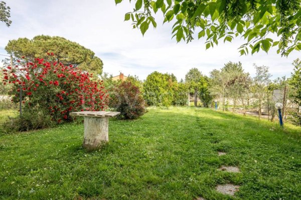 casa indipendente in vendita a Cascina in zona Latignano