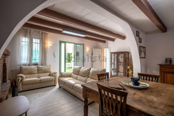 casa indipendente in vendita a Cascina in zona Latignano
