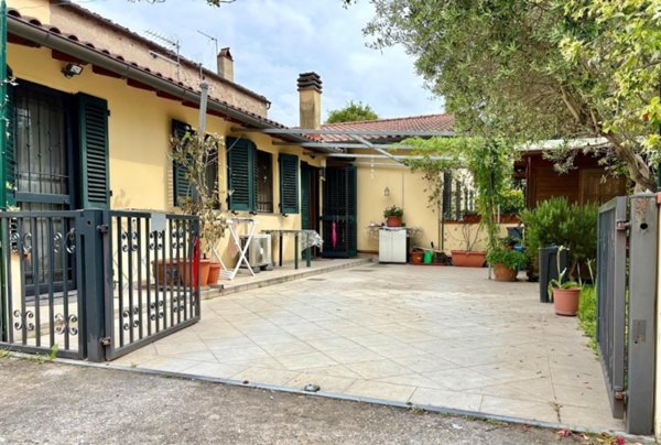 casale in vendita a Cascina in zona Navacchio