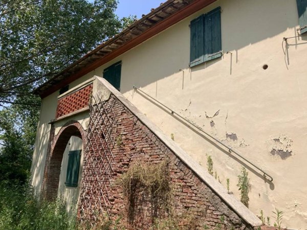 casa indipendente in vendita a Cascina in zona Latignano