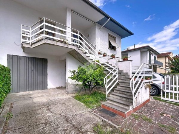 casa indipendente in vendita a Cascina in zona Titignano