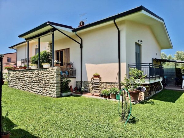 casa indipendente in vendita a Cascina in zona Navacchio