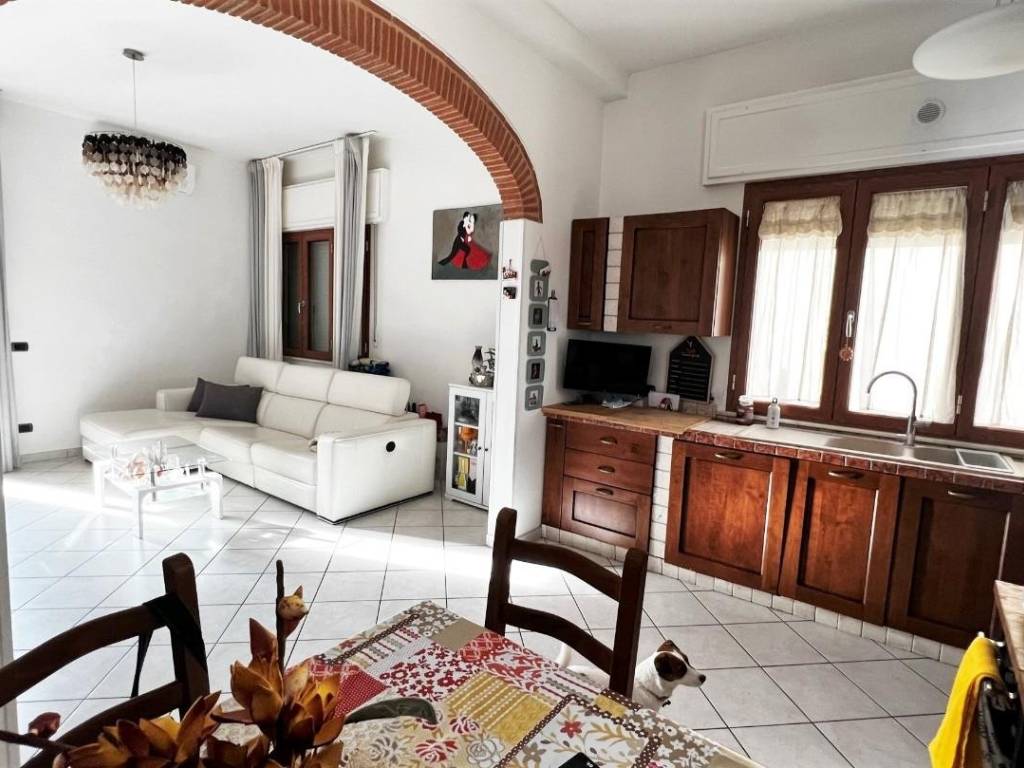 casa indipendente in vendita a Cascina