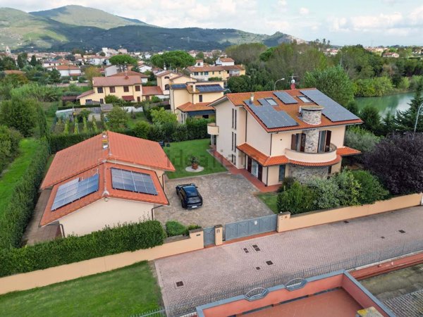 casa indipendente in vendita a Cascina