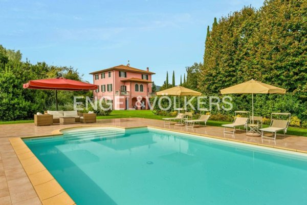 casa indipendente in vendita a Cascina in zona Latignano
