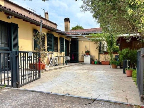 casa indipendente in vendita a Cascina in zona Casciavola