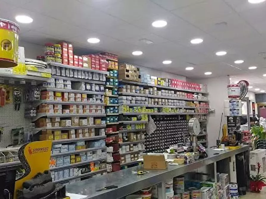 negozio in vendita a Cascina