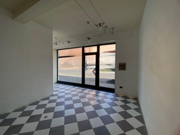 locale commerciale in vendita a Cascina
