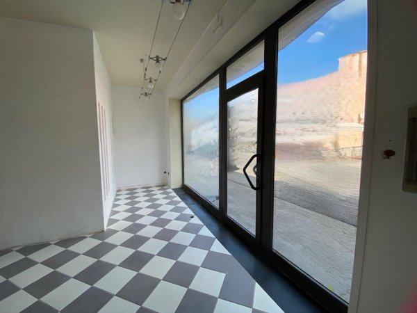 locale commerciale in vendita a Cascina