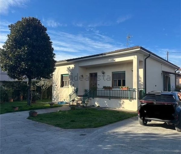 casa indipendente in vendita a Cascina