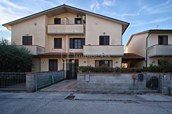 casa indipendente in vendita a Cascina