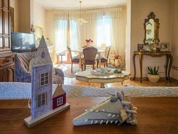 casa indipendente in vendita a Cascina