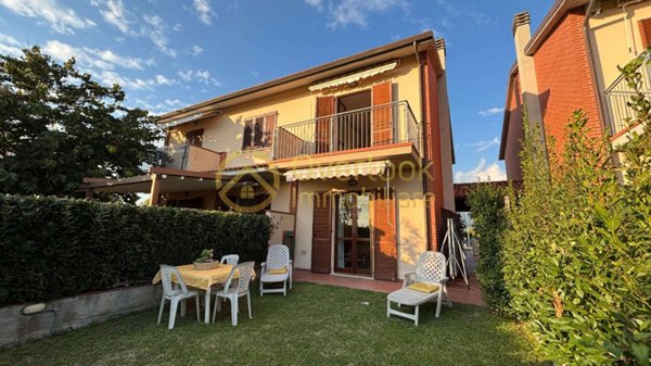 casa indipendente in vendita a Cascina in zona Navacchio
