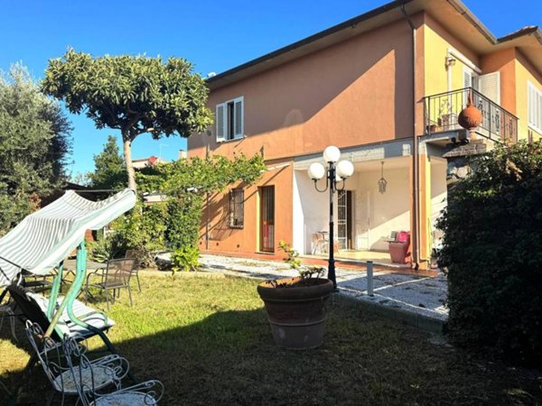 casa indipendente in vendita a Cascina in zona Navacchio