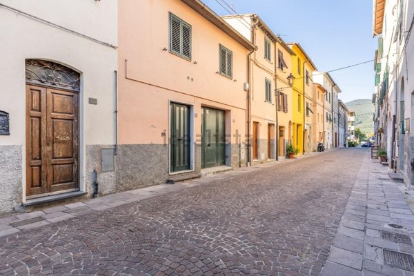 casa indipendente in vendita a Cascina
