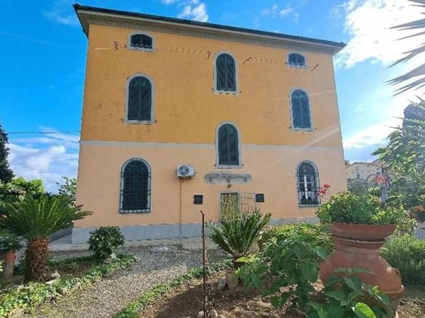 casa indipendente in vendita a Cascina