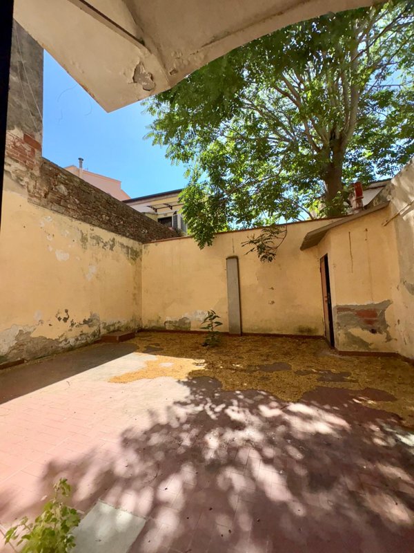 locale commerciale in vendita a Cascina