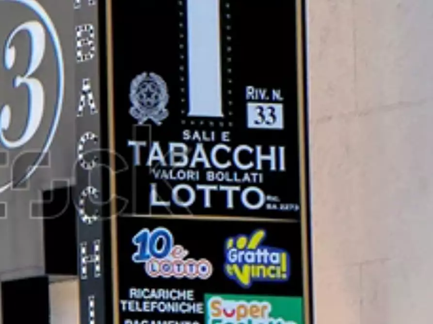 negozio in vendita a Cascina