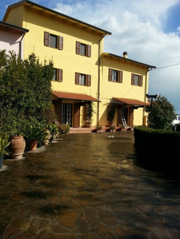 casa indipendente in vendita a Cascina in zona Titignano