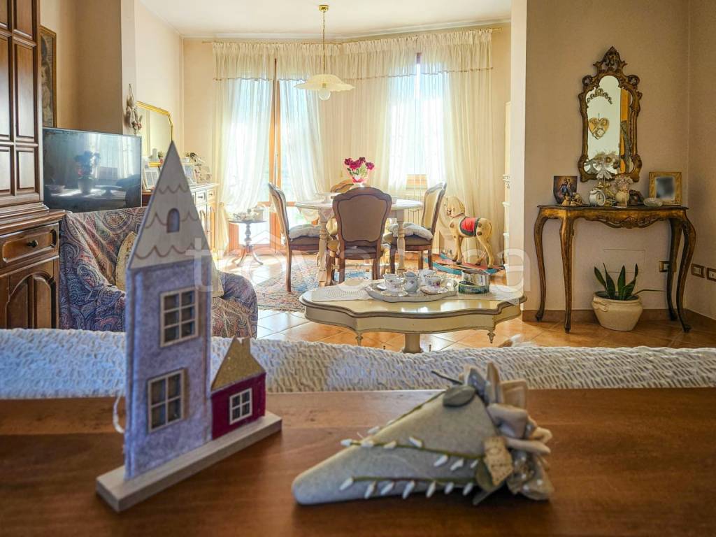 casa indipendente in vendita a Cascina