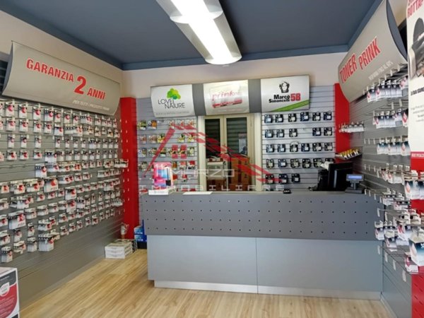 negozio in vendita a Cascina in zona Navacchio