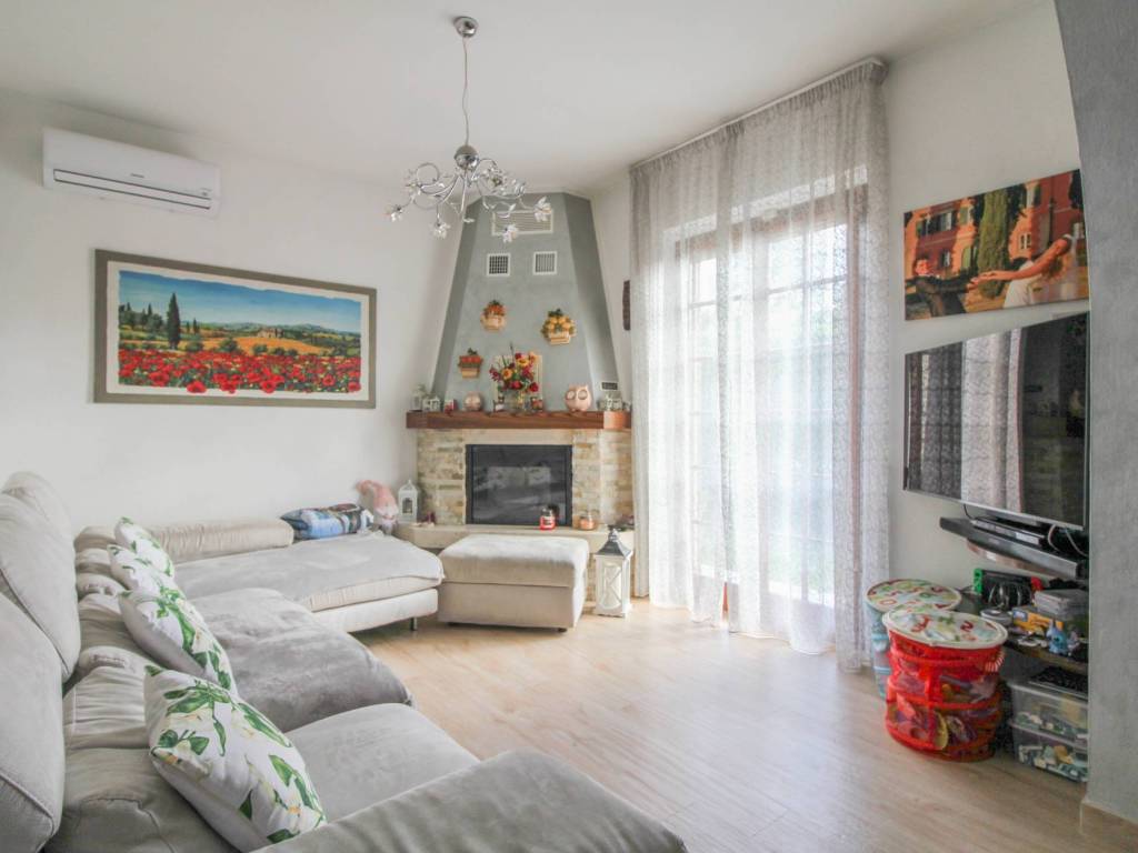 casa indipendente in vendita a Cascina in zona Latignano