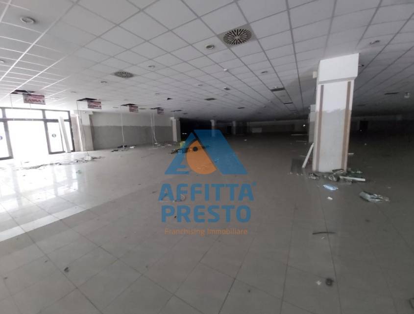 negozio in vendita a Cascina