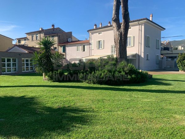 casa indipendente in vendita a Cascina in zona Marciana