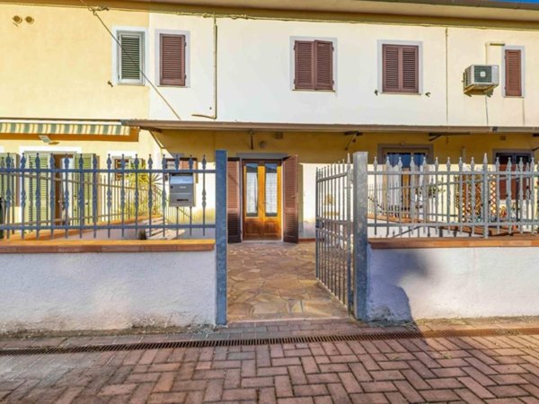 casa indipendente in vendita a Cascina in zona Titignano