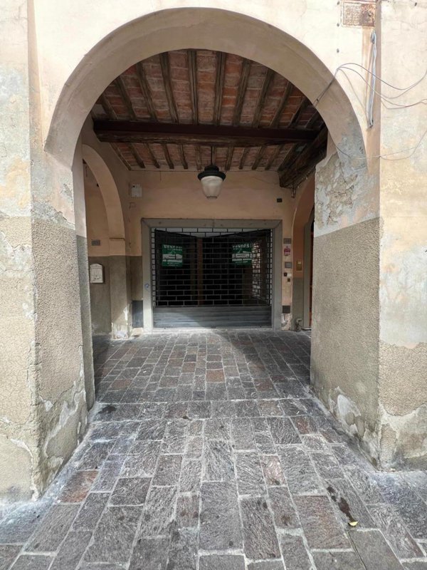 locale commerciale in vendita a Cascina