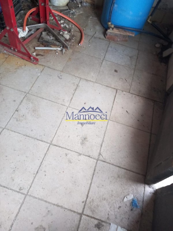 locale di sgombero in vendita a Cascina