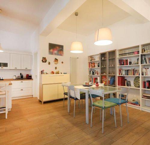 casa indipendente in vendita a Cascina in zona Latignano