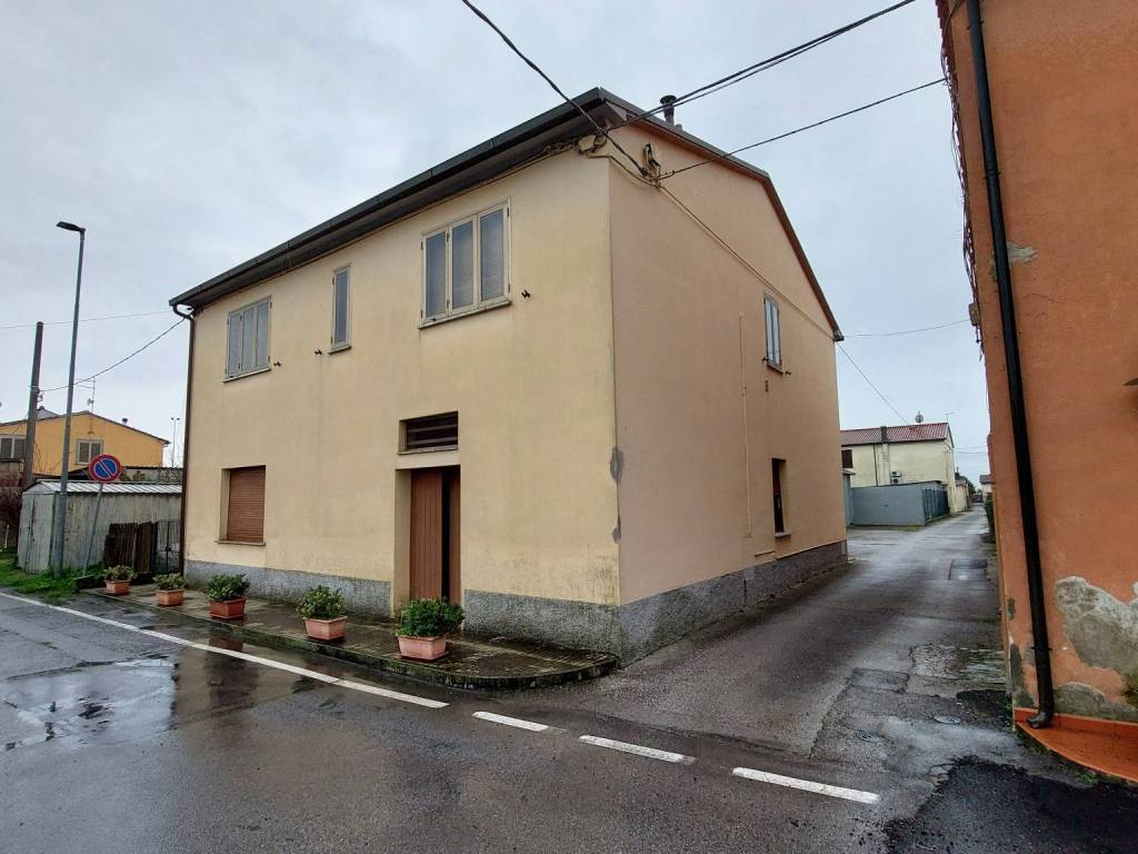 casa indipendente in vendita a Cascina in zona Latignano
