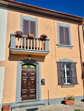 casa indipendente in vendita a Cascina in zona Titignano