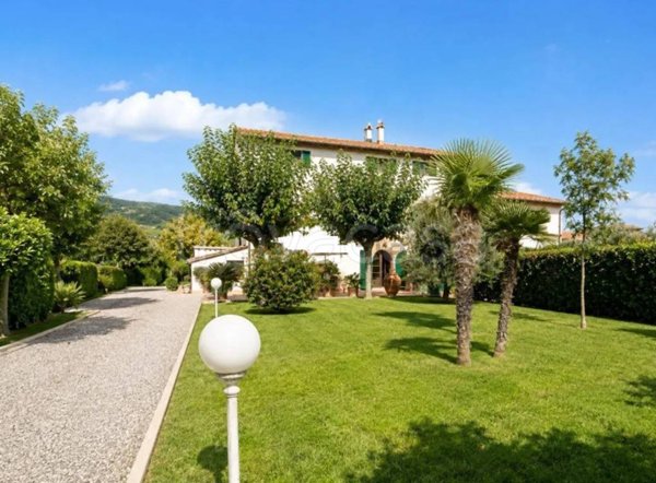 casa indipendente in vendita a Cascina in zona Latignano