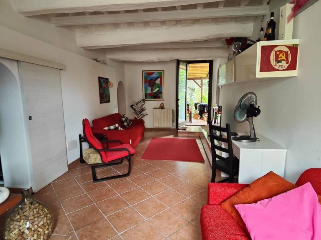 casa indipendente in vendita a Cascina in zona Titignano