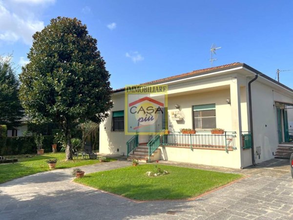 casa indipendente in vendita a Cascina