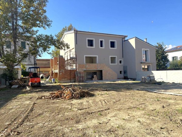 casa indipendente in vendita a Cascina