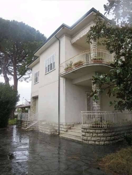 casa indipendente in vendita a Cascina