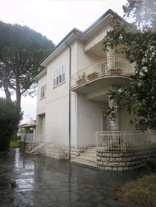 casa indipendente in vendita a Cascina