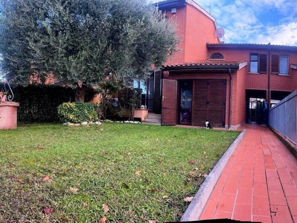 casa indipendente in vendita a Cascina in zona Navacchio