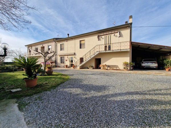 casa indipendente in vendita a Cascina in zona Latignano