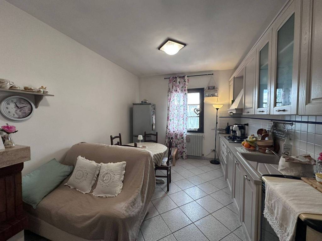 casa indipendente in vendita a Cascina in zona Latignano