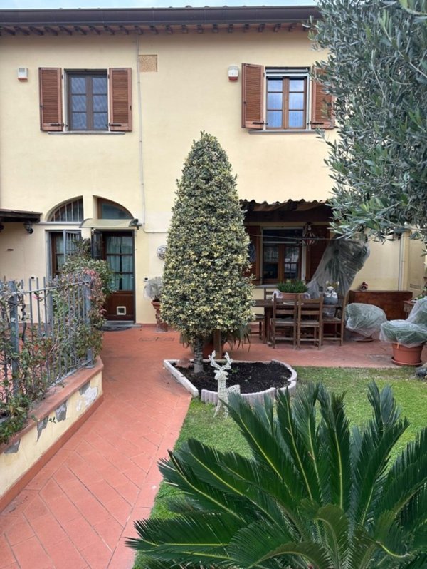 casale in vendita a Cascina in zona San Lorenzo a Pagnatico
