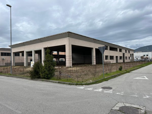 locale di sgombero in vendita a Cascina