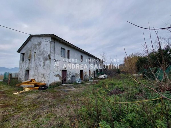 casale in vendita a Cascina in zona Latignano
