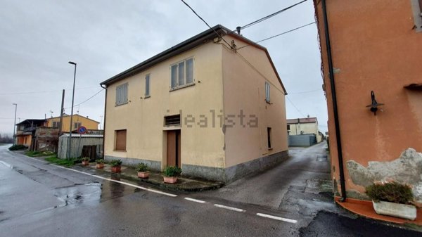 casa indipendente in vendita a Cascina in zona Latignano