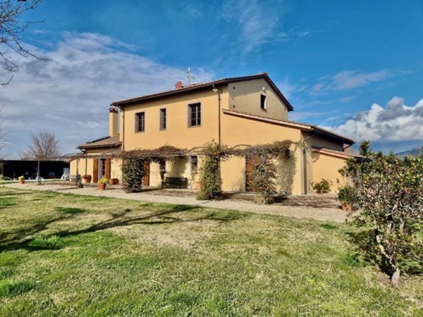 casa indipendente in vendita a Cascina in zona Marciana