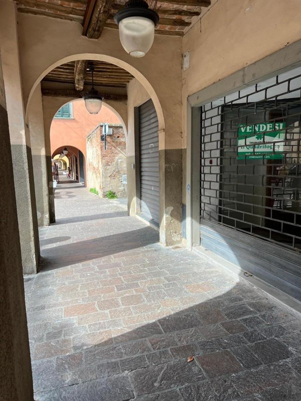 locale commerciale in vendita a Cascina